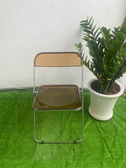 Ghế gấp trong suốt phong cách Hàn Quốc