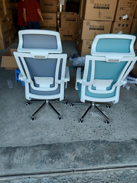 Ghế văn phòng chân xoay khung trắng thép mạ cao cấp có tựa đầu TM025