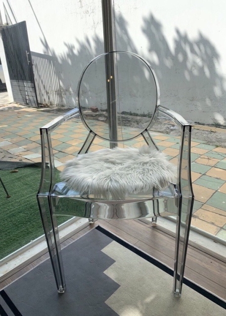 Ghế trong suốt hiện đại Louis ghost có tay