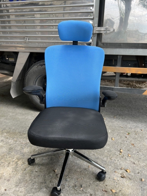 Ghế văn phòng có tựa đầu tay lật màu xanh TM8332